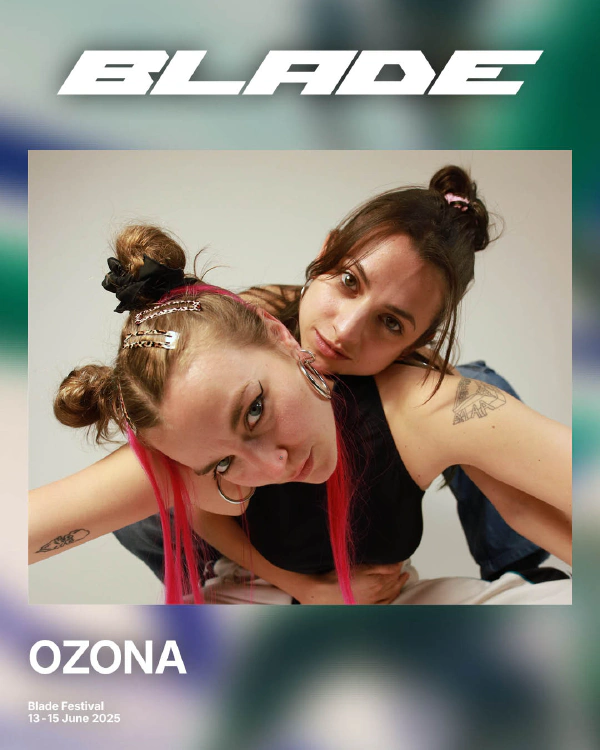 Ein Künstler*innenbild mit OZONA. Photo Credits: [@crystalknast](https://instagram.com/crystalknast)