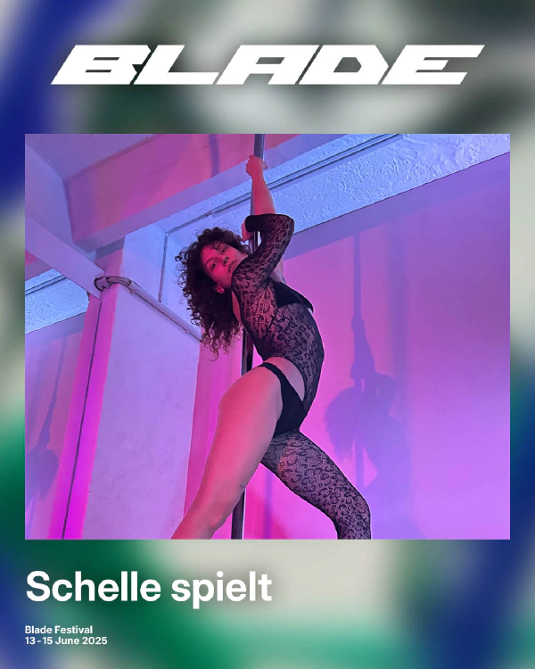 Ein Künstler*innenbild mit Schelle spielt.